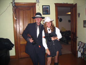 mr_and_mrs_upinsmoke_bonnie_n_clyde.jpg